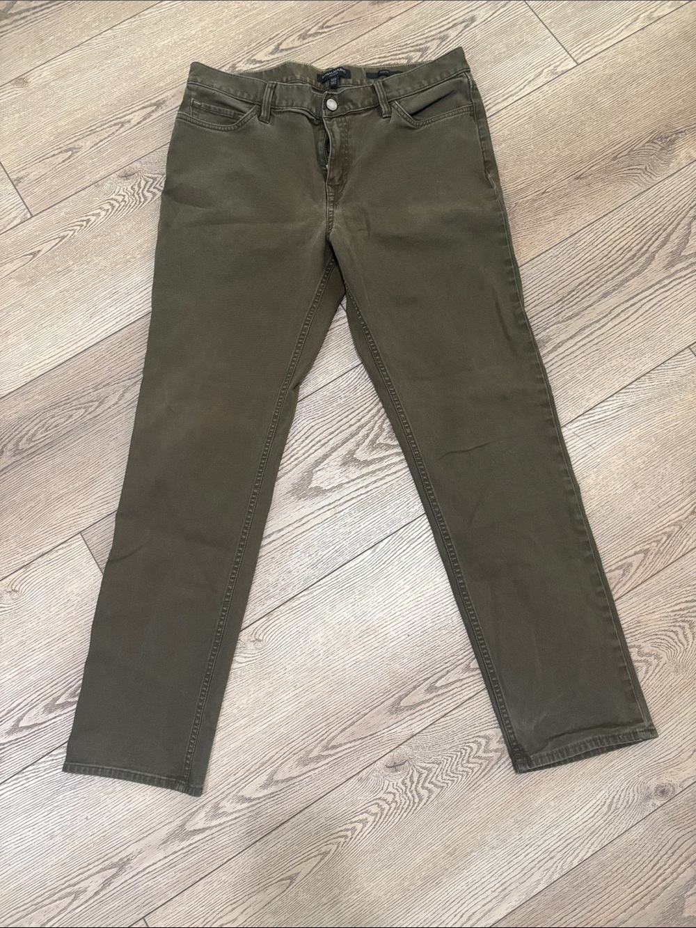 Banana Republic Traveler jeans in olive green. Men W34 L 32. Like new condition.